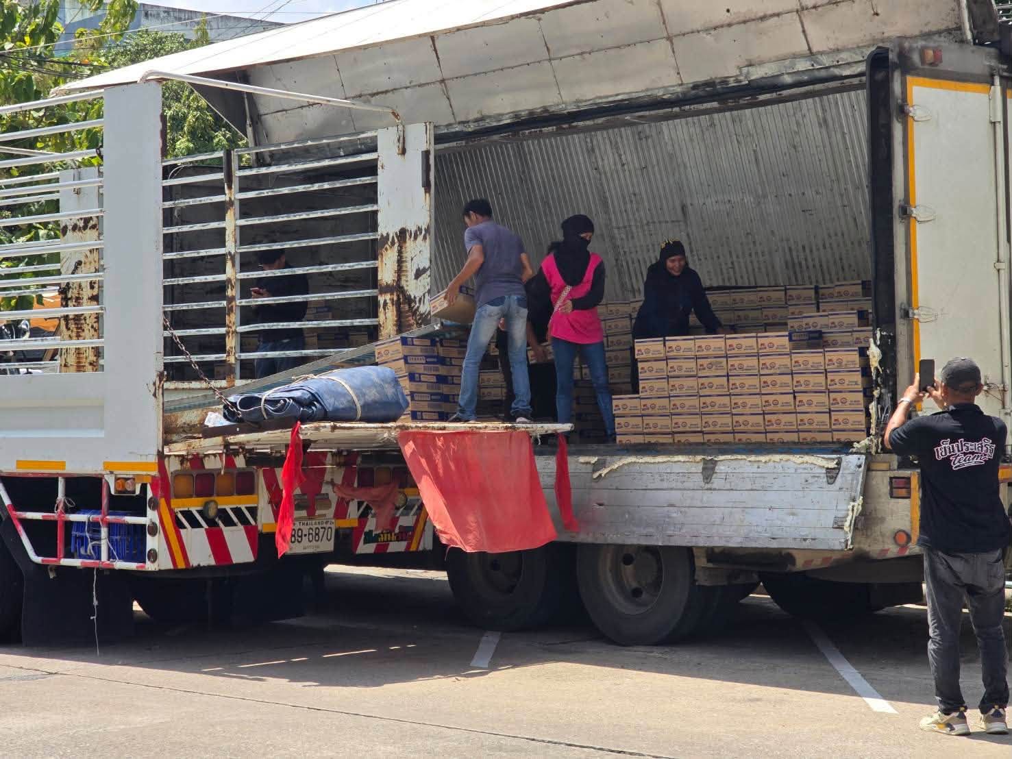 title - ส.ป.ก. ร่วมภารกิจขนส่ง “นม” UHT ไทย เดนมาร์ค จำนวน 6,000 กล่อง เพื่อช่วยเหลือประชาชนผู้ประสบภัยน้ำท่วมในพื้นที่กรุงเทพฯ และปริมณฑล